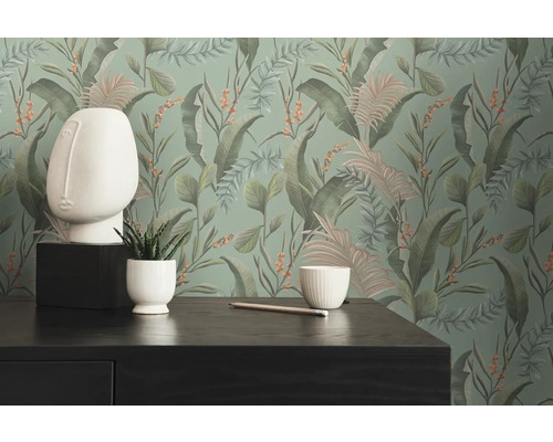 Dekorativ tapet med växtmotiv i interiör med bord, penna och dekoration