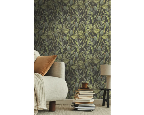 Vardagsrum med djungeltapet, soffa, kuddar och sidobord