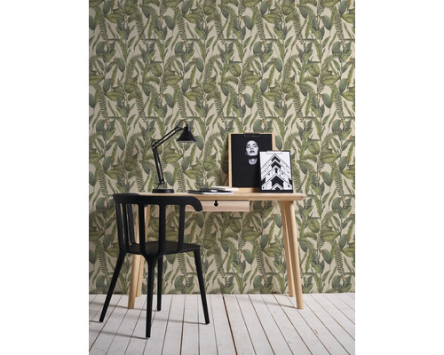 Inredningsexempel med skrivbord, lampa och mönstrad tapet med växtmotiv.