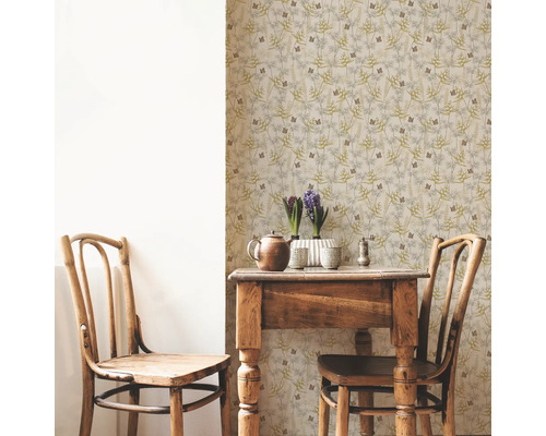 Dekorativt rum med mönstrad tapet, träbord och stolar