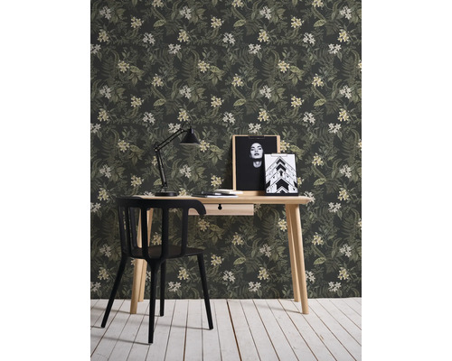 Inredningsexempel med blommig tapet, skrivbord och stol