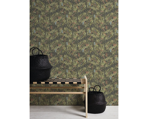 Vardagsrum med djungeltapet, bänk och två svarta korgar