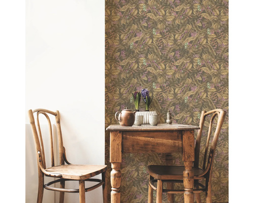 Miljöbild med matbord, stolar och väggtapet med växtmönster