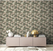 Vardagsrum med blommig tapet och modern skänk