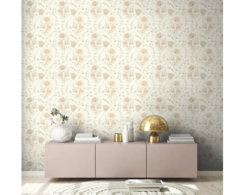 Tapet med blommönster i ett ljust rum