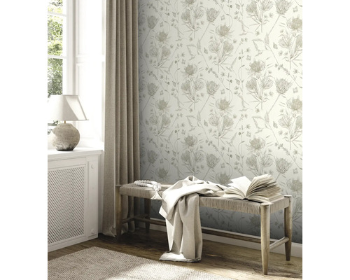 Dekorerat rum med blommig tapet, bänk och fönster