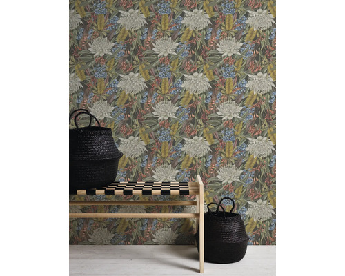 Mönstrad tapet med blommotiv, bänk och två svarta korgar