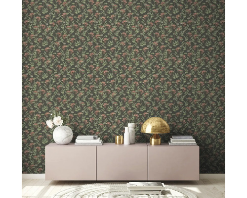 Rumsscen med en mönstrad tapet, en skänk och dekorativa element.