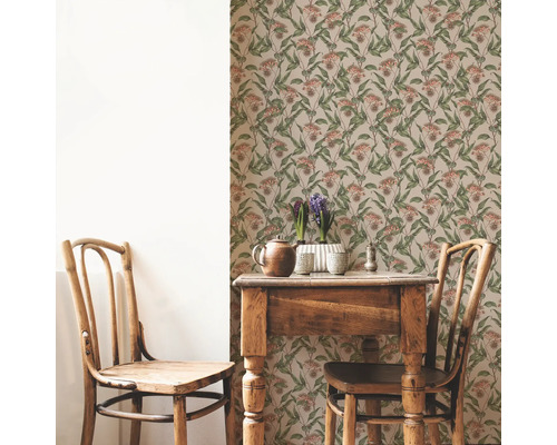 Scen med blommönstrad tapet, träbord och stolar