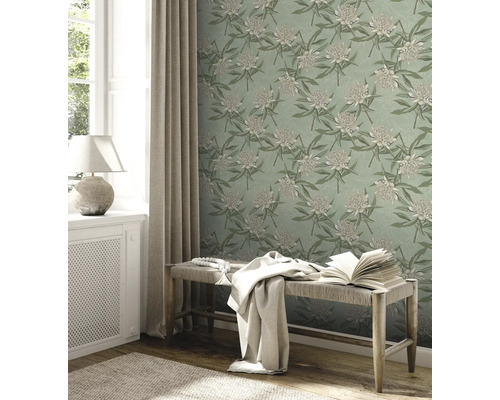 Ljust rum med fönster, bänk och tapet med blomstermotiv