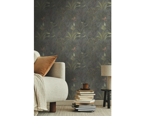 Vardagsrum med soffa och blommig tapet med djungelmotiv