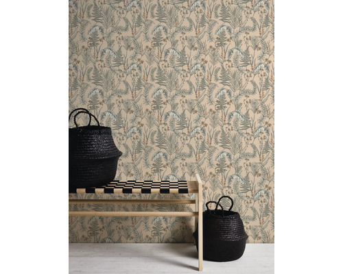 Scen med en väggbeklädnad med växtmönster och en ljus trähylla med två svarta korgar