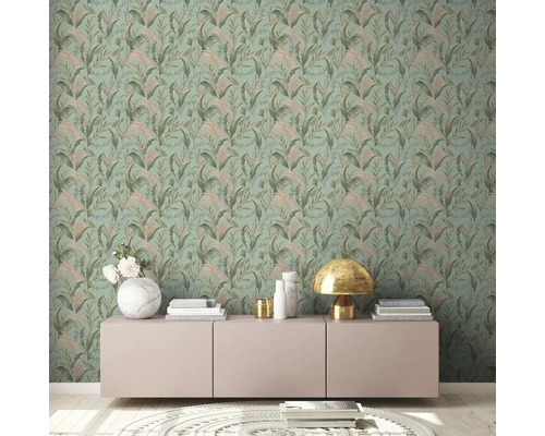 Rum med mönstrad tapet med löv och växter