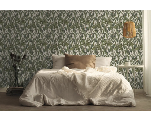 Sovrum med säng och djungeltapet