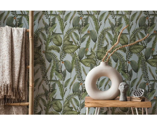 Miljöbild med botanisk tapet, stege, filt, bord och dekoration