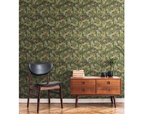 Scen med fåtölj, byrå och blad tapet i vardagsrummet