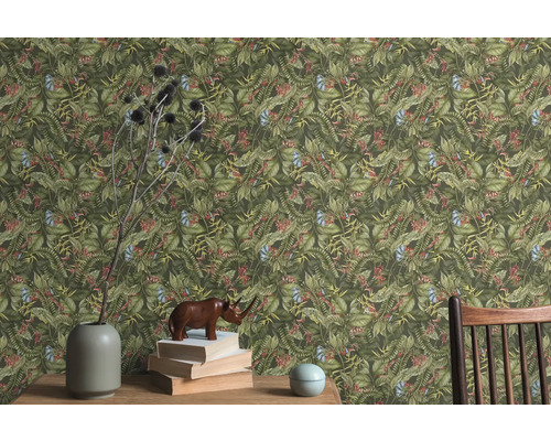 Tapet med djungelmotiv i ett vardagsrum