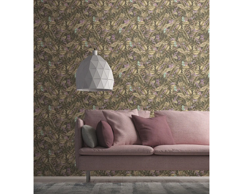 Dekorerat vardagsrum med mönstrad tapet, lampa och soffa