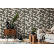 Vardagsrum med blommig tapet, soffa och trämöbler
