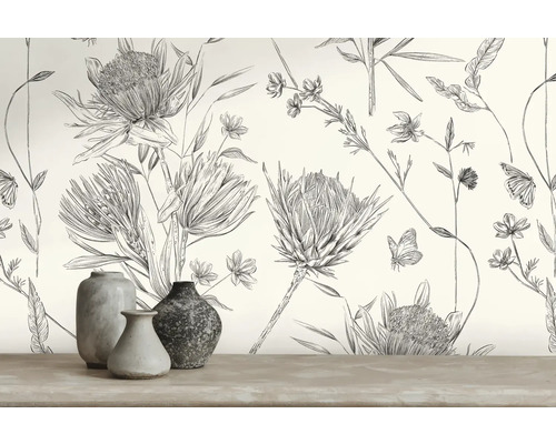 Dekorativ tapet med blommönster och vaser på ett bord