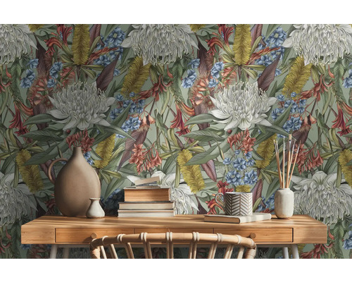 Scen med blommig tapet, träbord, böcker och dekorationer.