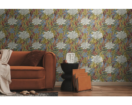 Vardagsrum med blommönstrad tapet, soffa och sidobord.