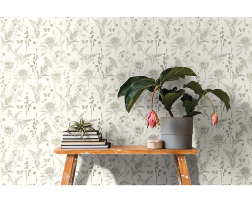 Tapet med blommönster, fjärilsmönster och fågelmönster i ett ljust rum