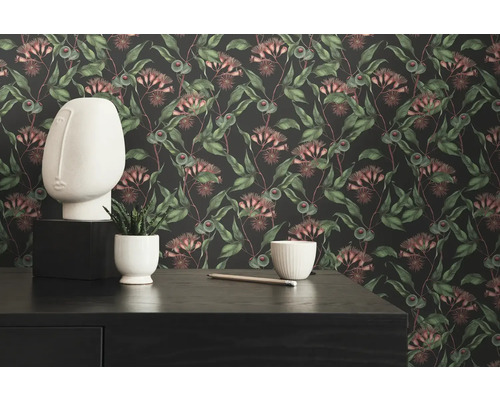 Dekorativ inredning med mönstrad tapet, skulptur och växt