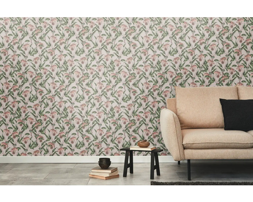 Vardagsrum med blommig tapet och beige soffa