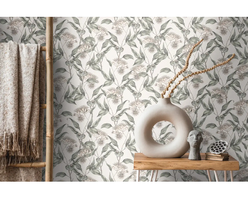 Dekorativ interiör med blommönstrad tapet, stege och bord med vas och dekoration