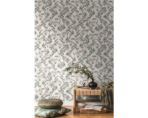 Vardagsrum med blommigt mönstrad tapet, sittbänk och dekoration