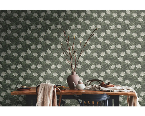 Matsal med blommig tapet, träbord och porslin