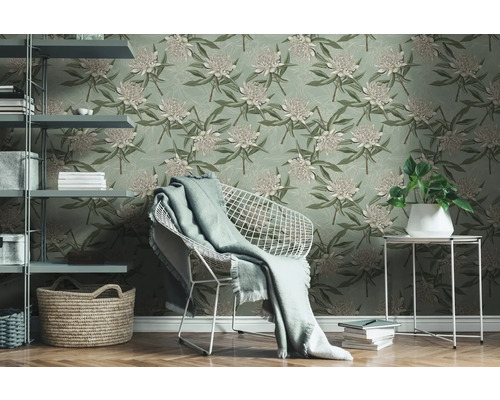 Rumsvy med blommönstrad tapet, hylla och stol