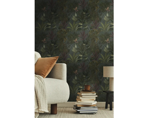 Vardagsrum med djungeltapet, soffa, bordslampa och stapel med böcker