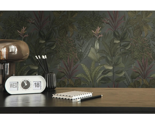 Kontor med djungeltapet, skrivbord, bordsklocka och anteckningsbok