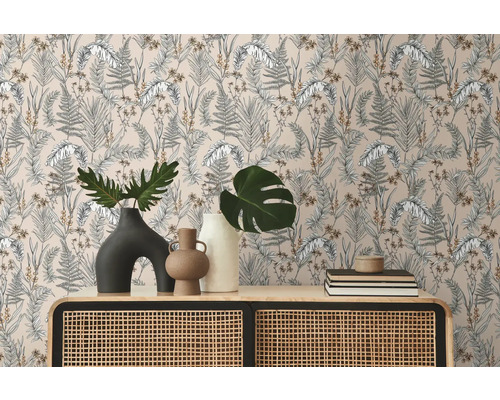 Scen med en byrå framför en vägg med botanisk tapet