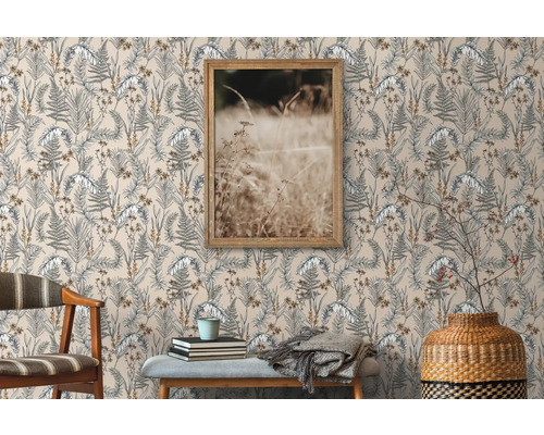 Rumsvy med tapet med botaniskt mönster, prydd med en inramad bild och möbler