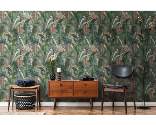 Vardagsrum med byrå, stol och djungeltapet