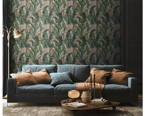 Vardagsrum med soffa och tapet med djungelmotiv