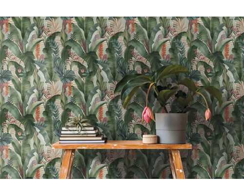Väggdekoration med botaniskt tapetmönster som skapar en tropisk atmosfär