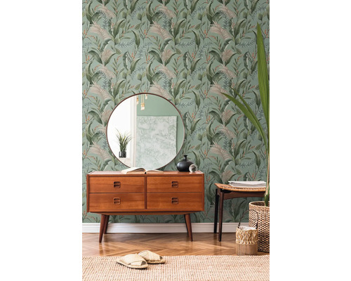 Vardagsrum med botanisk tapet, byrå och spegel