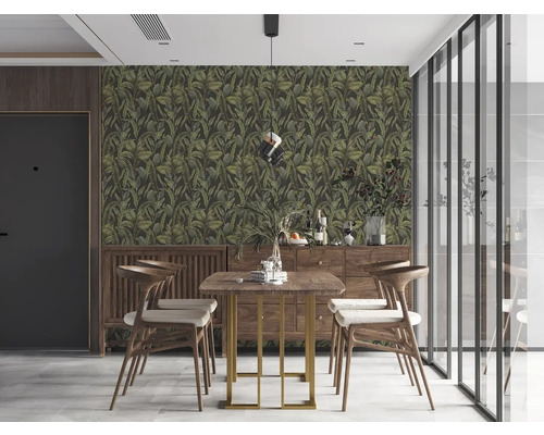 Matsal med matbord, stolar och en vägg med djungeltapet