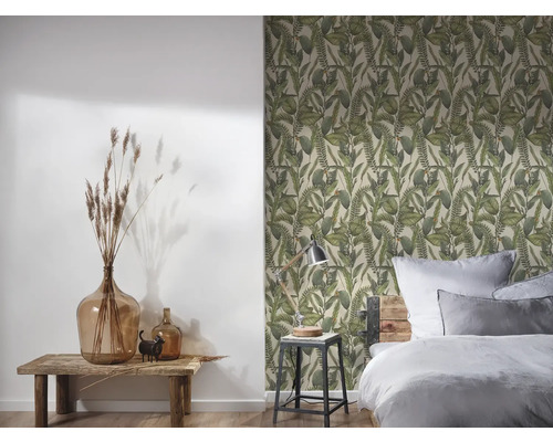 Sovrum med botanisk tapet, träbädd och dekoration