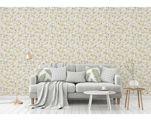 Vardagsrum med soffa och blommönstrad tapet