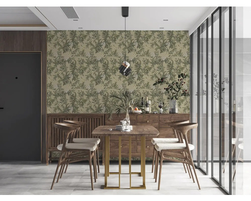 Matsal med matbord, stolar och blommig tapet