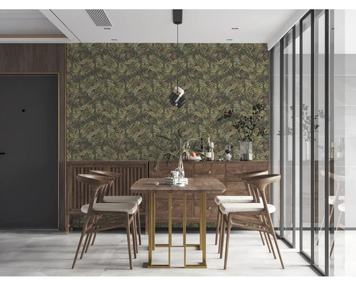 Matsal med matbord, stolar och en vägg med botanisk tapet