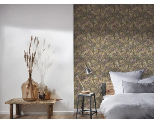 Sovrum med mönstrad tapet, säng, bord och dekoration