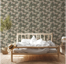 Sovrum med blommönstrad tapet, träram och dekorationer.