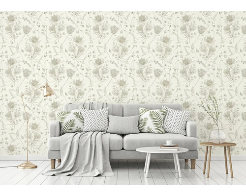 Vardagsrum med blommönstrad tapet, soffa och sidobord