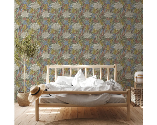 Sovrum med blommönstrad tapet